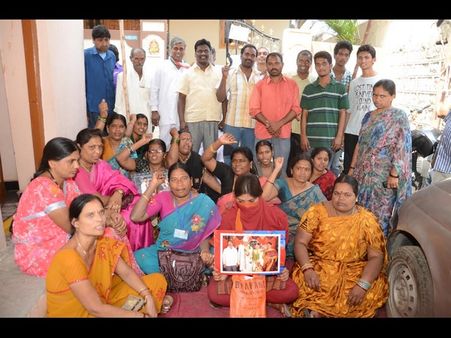 భర్త చెంపపై చెల్లుమనిపించిన మహిళ (ఫొటోలు)