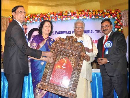 చెప్పుతో సమాధానం, తల్లి జ్ఞాపకాల్లో (పిక్చర్స్)