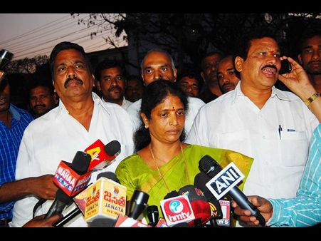 కిరణ్ పార్టీ గుర్తు పాదరక్షలు: వాకితో... (పిక్చర్స్)