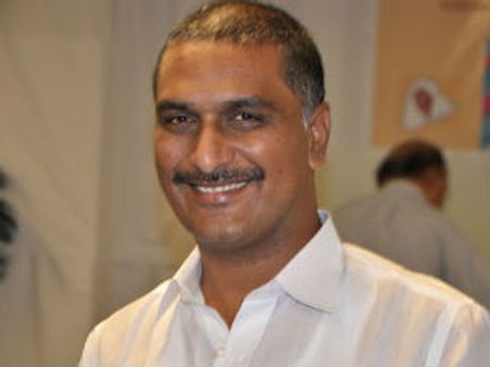 టి - 3 పదవులు: కెసిఆర్, కిరణ్ రిజైన్లపై హరీష్ పోలిక