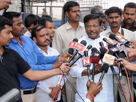 కిరణ్‌తో కలిసి పార్టీ: రాయపాటి, రేసులో లేను: కాసు