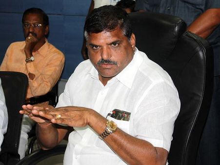 ఫ్యాషన్, రిజిస్ట్రేషన్ చేయకుండానే పార్టీ: జగన్‌పై బొత్స