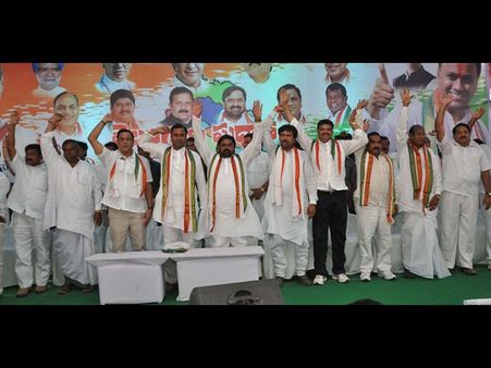 కాంగ్రెసు ఎంపీలు స్టెప్పులేశారు, చిందేశారు (పిక్చర్స్)