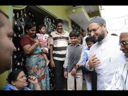 సికింద్రాబాద్‌పై కన్ను: రోడ్డుపై అసద్ నవ్వులు (పిక్చర్స్)