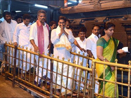 జగన్ వెంట రోజా: శ్రీవారికి ముందే నైవేద్యం, నో డిక్లరేషన్