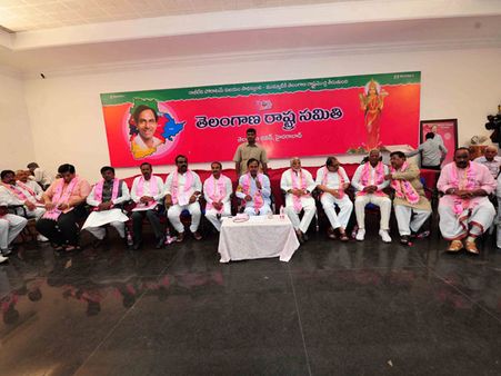 కెసిఆర్ వ్యూహం: అప్పుడేదైతే అది? (పిక్చర్స్)