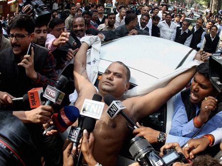 సుబ్రతారాయ్‌పై బ్లాక్ ఇంక్: మనోజ్ శర్మ ఓ సంచలనం?