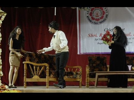 కళాశాల వార్షికోత్సవం: విద్యార్థినుల సందడి (పిక్చర్స్)