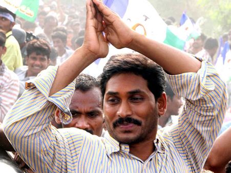 జగన్ టి పర్యటన: వైఎస్ విగ్రహాల ధ్వంసం, రాళ్లకు పూజ