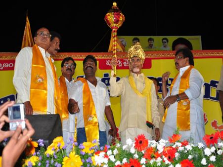 ఫామ్‌హౌస్‌కు కెసిఆర్ పరారీ, కాంగ్రెసు దొంగలు: బాబు