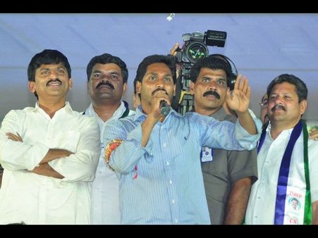 'టి' సమైక్యంపై జగన్ లాజిక్, మంత్రిగా హామీ (పిక్చర్స్)