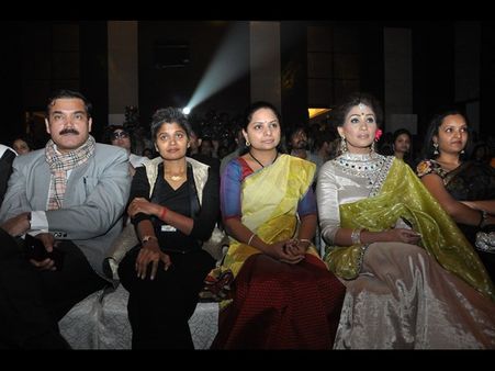 ర్యాంప్ షో: కెసిఆర్ తనయ, తారల సందడి (ఫొటోలు)