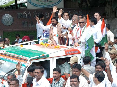 నగరంలో ఫ్యామిలీ పాలిటిక్స్, సుష్మిత కూడా (పిక్చర్స్)