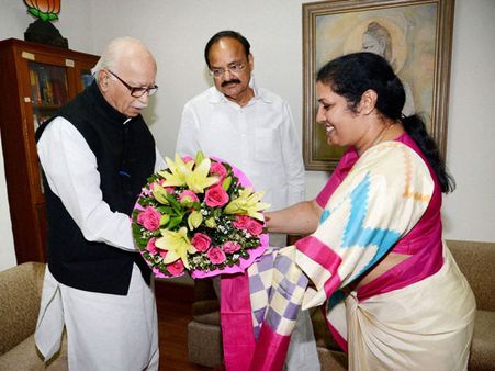 కొత్త పార్టీలతో ఏంకాదు: వెంకయ్య, పురంధేశ్వరి ఆగ్రహం