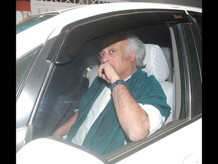 జైరాం కాళ్లు పట్టుకున్న నానాజి, వివాదంలో శత్రుచర్ల