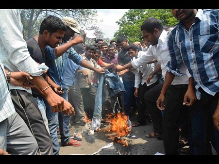   టి ఎందుకు: కెసిఆర్‌కు ఓయులో రివర్స్ (పిక్చర్స్)
