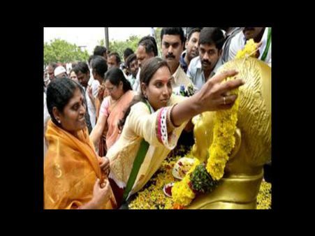 మంత్రి దానంపై పిజెఆర్ తనయ విజయారెడ్డి ఫిర్యాదు