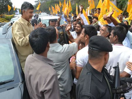 జగన్ దత్తపుత్రుడు, కెసిఆర్ అద్దె పుత్రుడు: బాబు