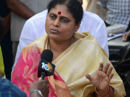 వైఎస్ గుర్తొస్తున్నాడు: విజయమ్మ, జగన్ పార్టీకి 4 ఏళ్లు