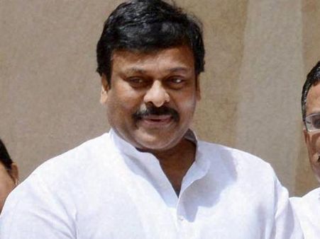 పవన్ కళ్యాణ్‌పై సాయంత్రం: నవ్వుతూ దాటేసిన చిరు