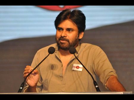 చిరు టఫ్: పవన్‌పై దుమ్మెత్తిపోసిన కాంగ్రెసు నేతలు