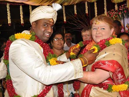 హైదరాబాద్ అబ్బాయి..లండన్ అమ్మాయి పెళ్లి(ఫొటో)