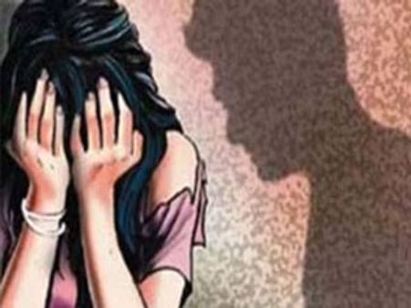 యువతిపై సామూహిక అత్యాచారయత్నం: పరారీ