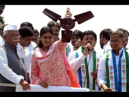 బుగ్గలు పట్టిన జగన్, చేయి చూపిన షర్మిల (పిక్చర్స్)