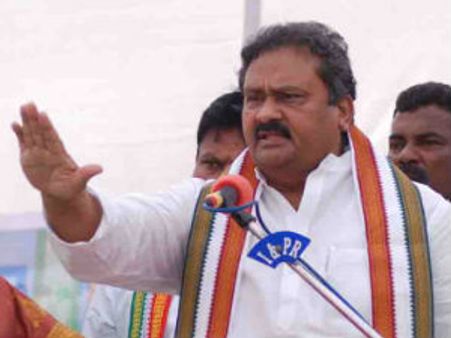 గుండు గీయిస్తా, భార్యనే కంట్రోల్లో లేదు: పవన్‌పై షబ్బీర్