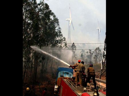 ఏడుకొండల్లో భారీగా మంటలు: తగ్గినట్లే తగ్గి.. (పిక్చర్స్)