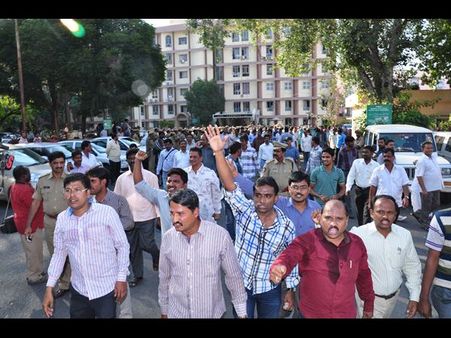 సగం సగం!: సెక్రటరియేట్లో కంచె, 2 రాష్ట్రాల పాలన