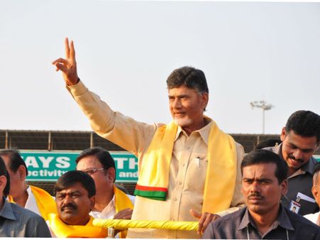 ఆడబిడ్డలకు సెల్‌ఫోన్లు, మీట నొక్కితే చాలు: బాబు