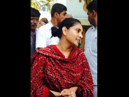 నీళ్లుపడుతూ, కౌగిలించుకొని: నటి రమ్య స్పీడ్(పిక్చర్స్)