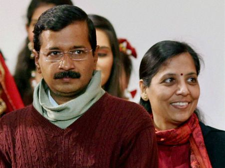 కేజ్రీవాల్‌పై గుడ్లదాడి: అళగిరిపై కరుణ వేటు, తండ్రితో ఫైట్