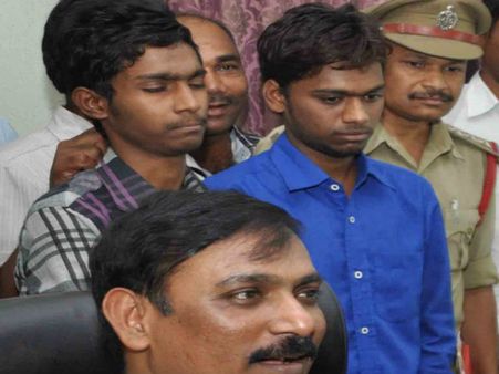 విద్యార్థులుగా హాస్టల్లో: ల్యాప్‌టాప్ చోరులు (పిక్చర్స్)