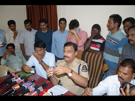 కెవిపి కుమారుడినని: హీరో విలనయ్యాడు (పిక్చర్స్)