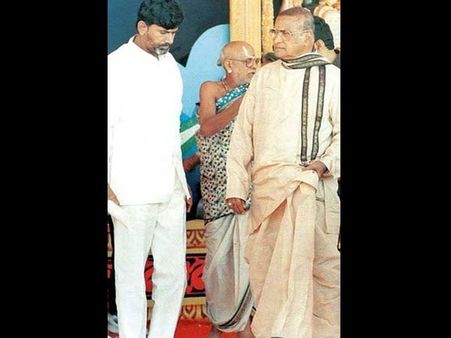 మోడీతో పవన్, నాగ్: భిన్నంగా ఎన్టీఆర్ ఇలా! (పిక్చర్స్)