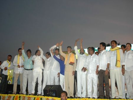 తొక్కుకుంటూ పోతాం: చంద్రబాబు, కెసిఆర్ ధ్వజం