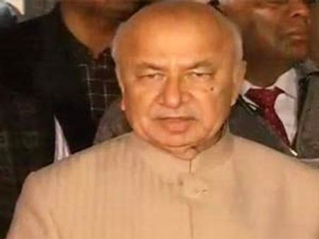 కేంద్ర మంత్రి షిండేకు ట్రాక్టర్: ఆయన భార్యకు టెంపో