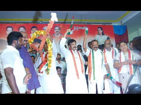 పవన్ ఎఫెక్ట్, పట్టించుకోని ఫ్యాన్స్: చిరు టూర్ ఫ్లాఫ్ షో?