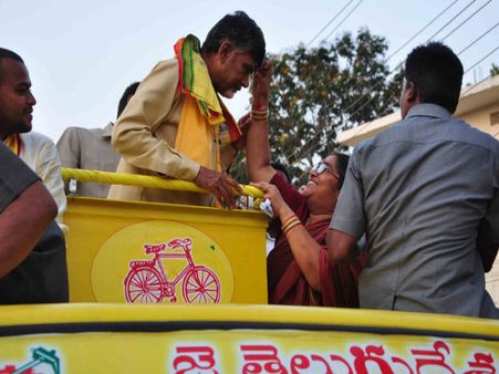 ఎన్టీఆర్ క్యాంటిన్లు, రూ. ఐదుకే భోజనం: చంద్రబాబు