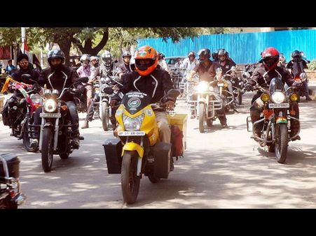 ఓటు వేయండి: జాతీయ జెండాతో బైక్ ర్యాలీ(పిక్చర్స్)