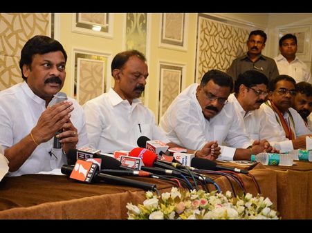 పవన్ జట్టుపై చిరుకు కోపమొచ్చిన వేళ.. (పిక్చర్స్)