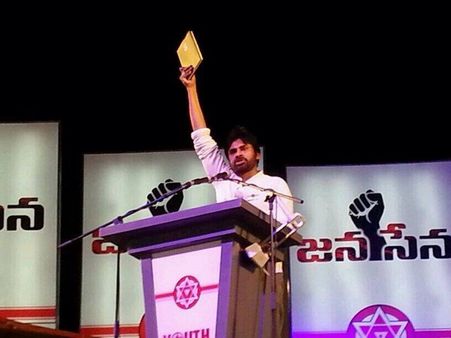 పోటీపై వెనక్కి: పవన్ కళ్యాణ్ లెక్క తప్పిందా?