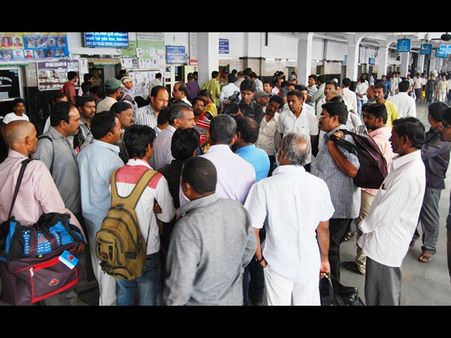 చెన్నై ఎక్స్‌ప్రెస్ దోపిడీ: బిత్తర చూపులే (పిక్చర్స్)