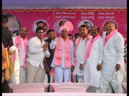 కెసిఆర్: కత్తి పట్టారు, గులాబీ తలపాగా (పిక్చర్స్)