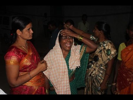 భర్తతో గొడవ: నిప్పంటించుకుని తల్లీకూతుళ్ల ఆత్మహత్య