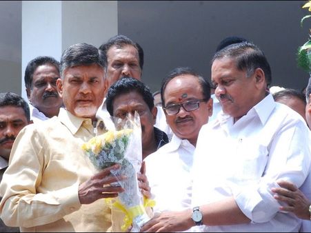 టిడిపిలోకి మండలి, వేణుమాధవ్ సీరియస్! (పిక్చర్స్)