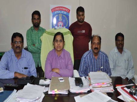 పిక్చర్: టెక్ మహీంద్రలో జాబ్ ఇప్పిస్తామని మోసం