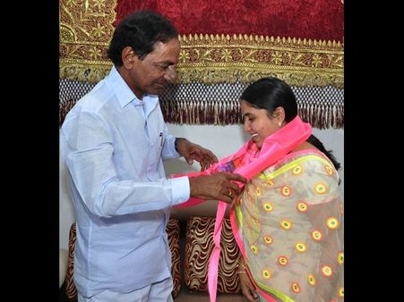 నారాయణకు కెసిఆర్ షాక్: తెరాసలోకి చంద్రావతి